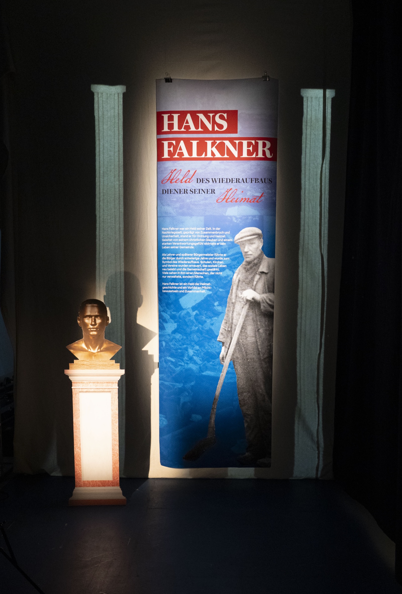 Nationalist-authoritarian test version: dark room, red and blue banner of Hans Falkner, lit pedestal